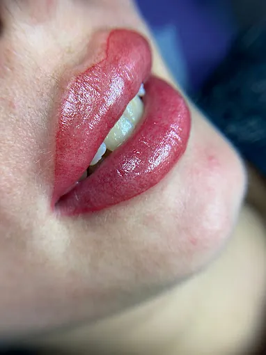 mujer de perfil con crema en rostro